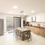 Modern, Bright & Spacious Near The Sea 马尔萨斯卡拉