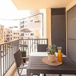 Modern, Bright & Spacious Near The Sea 公寓