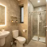 Modern, Bright & Spacious Near The Sea *