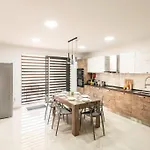 Modern, Bright & Spacious Near The Sea 公寓 *