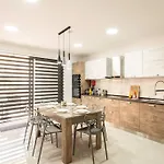 Modern, Bright & Spacious Near The Sea *