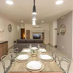 Modern, Bright & Spacious Near The Sea *