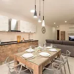 Modern, Bright & Spacious Near The Sea 公寓 *