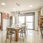 Modern, Bright & Spacious Near The Sea *