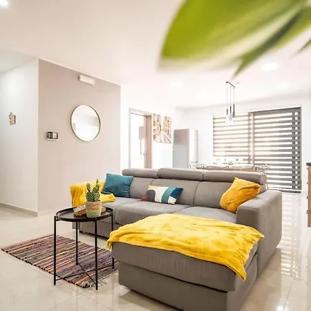 Modern, Bright & Spacious Near The Sea 公寓 *