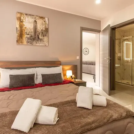 Modern, Bright & Spacious Near The Sea *