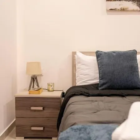 Modern, Bright & Spacious Near The Sea