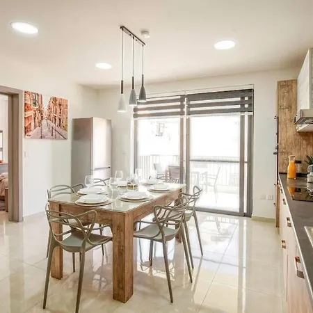 Modern, Bright & Spacious Near The Sea *
