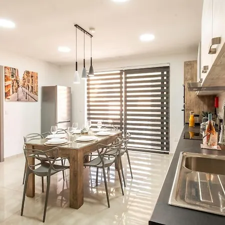 Modern, Bright & Spacious Near The Sea Apartmán *