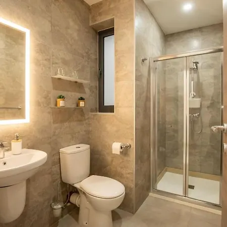 Modern, Bright & Spacious Near The Sea *