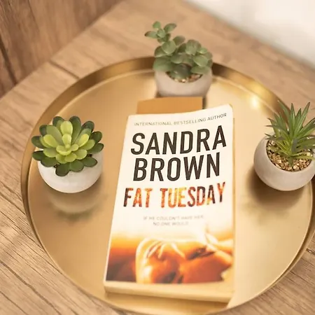 Modern, Bright & Spacious Near The Sea *