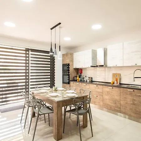 Modern, Bright & Spacious Near The Sea *