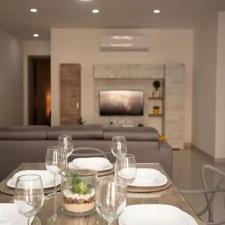 Modern, Bright & Spacious Near The Sea 아파트