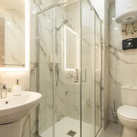 Modern, Bright & Spacious Near The Sea *