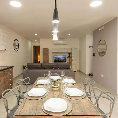 Modern, Bright & Spacious Near The Sea *