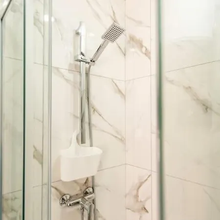 Modern, Bright & Spacious Near The Sea