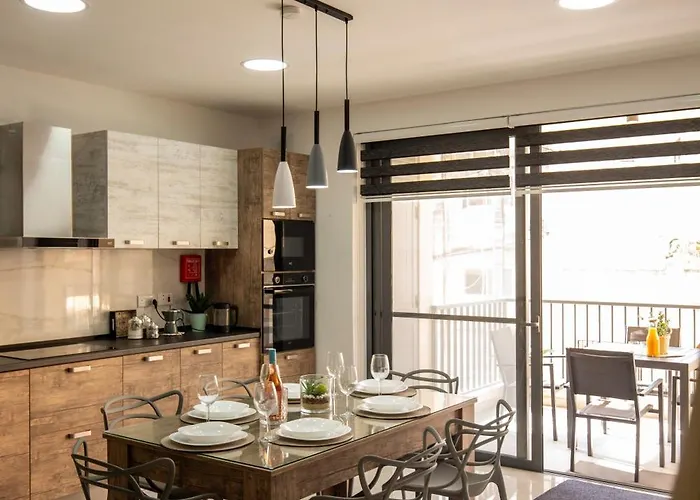 Modern, Bright & Spacious Near The Sea *