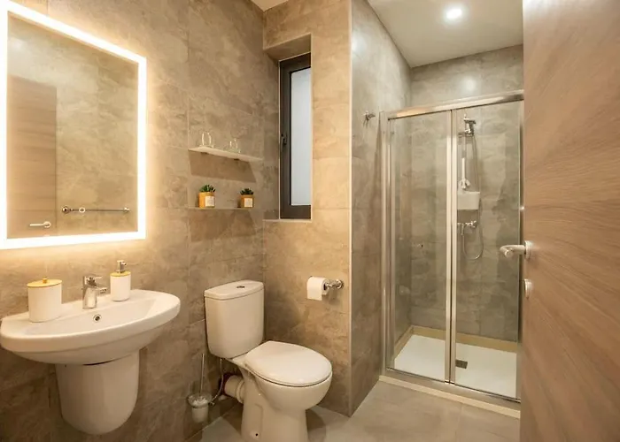 Modern, Bright & Spacious Near The Sea *