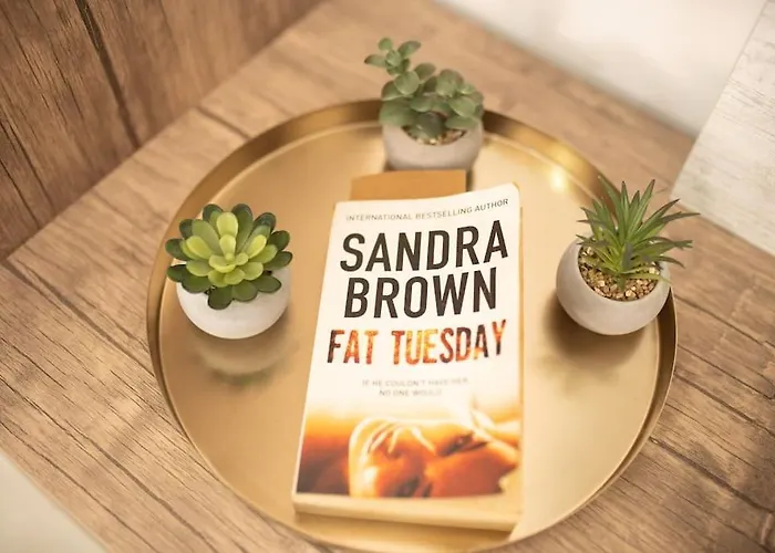 Modern, Bright & Spacious Near The Sea *