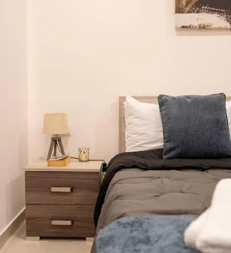 Modern, Bright & Spacious Near The Sea