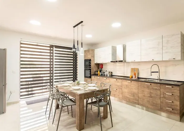 Modern, Bright & Spacious Near The Sea *