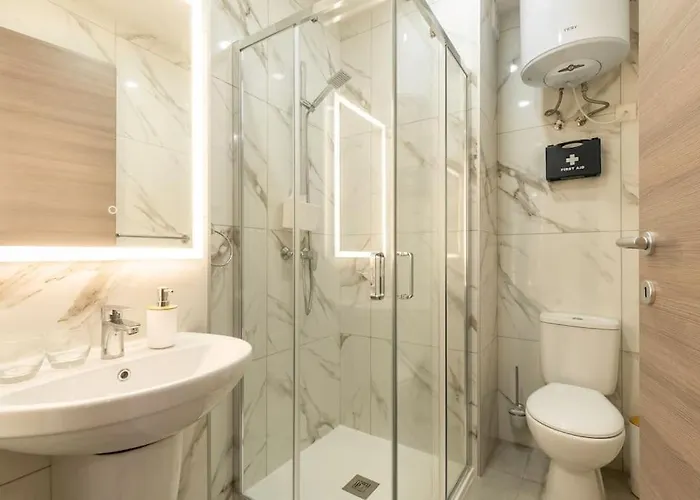 Modern, Bright & Spacious Near The Sea *