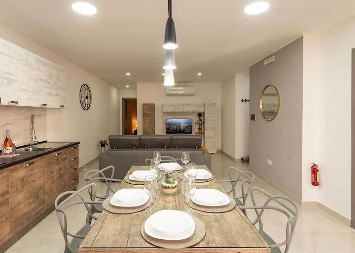 Modern, Bright & Spacious Near The Sea *