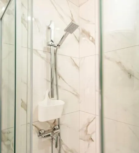 Modern, Bright & Spacious Near The Sea