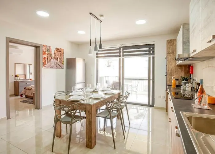 Modern, Bright & Spacious Near The Sea *